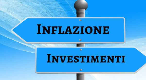 Segnale stradale con frecce blu: una indica "INFLAZIONE", l'altra "INVESTIMENTI". Titolo: "Come proteggersi dall'inflazione?".