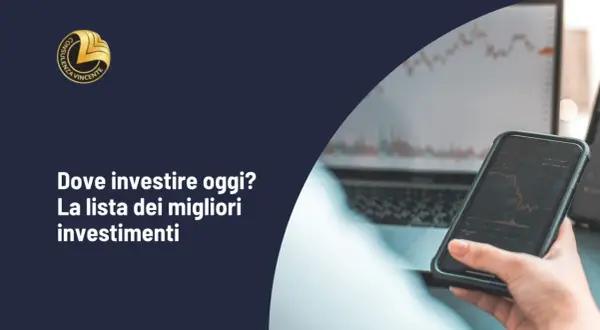 Mano che tiene smartphone con grafico finanziario, laptop sullo sfondo. Scopri dove investire soldi oggi.