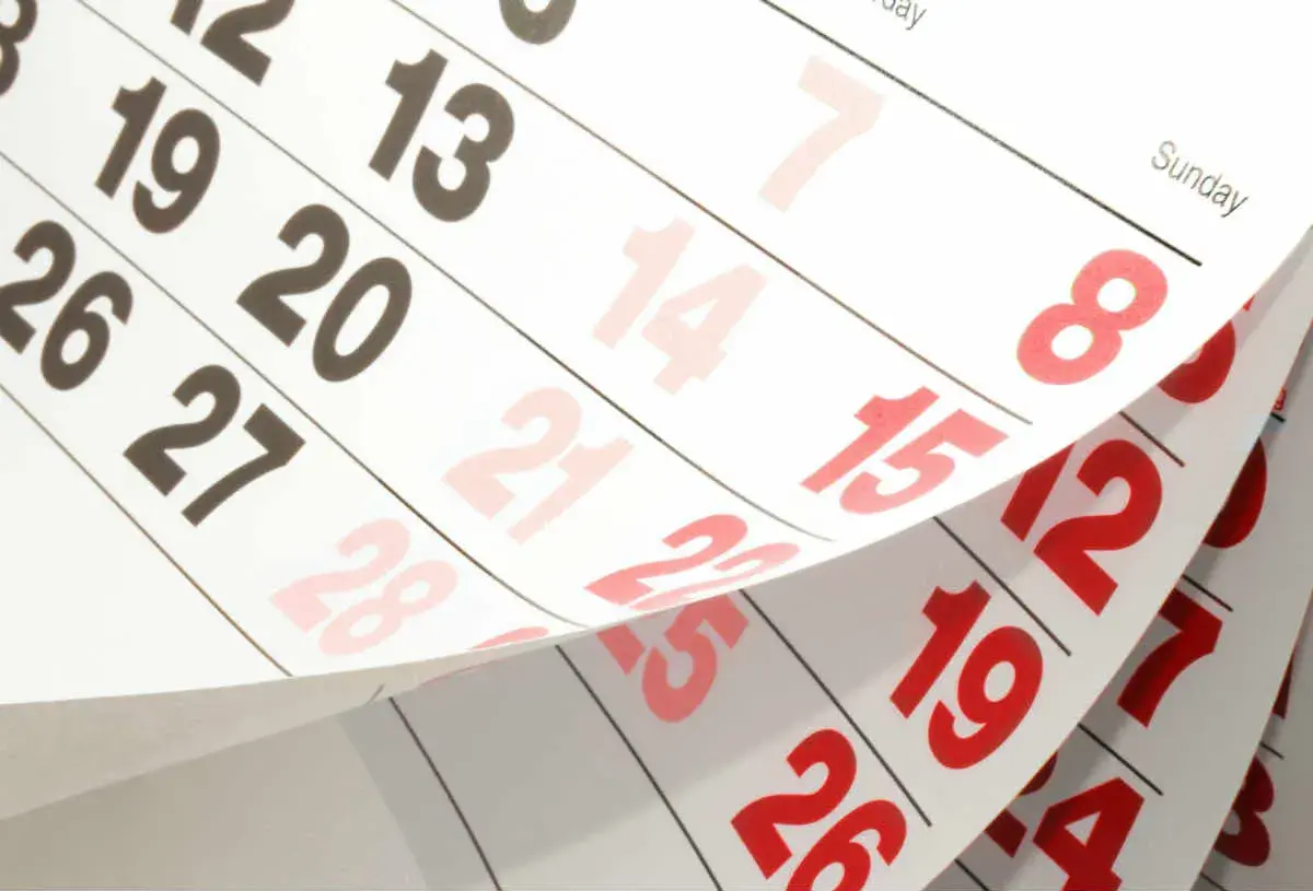 Pagine di un calendario che scorrono, mostrando date come 13, 19, 20, 26, 27. Utile per sapere se posso versare un assegno in una filiale diversa dalla mia.