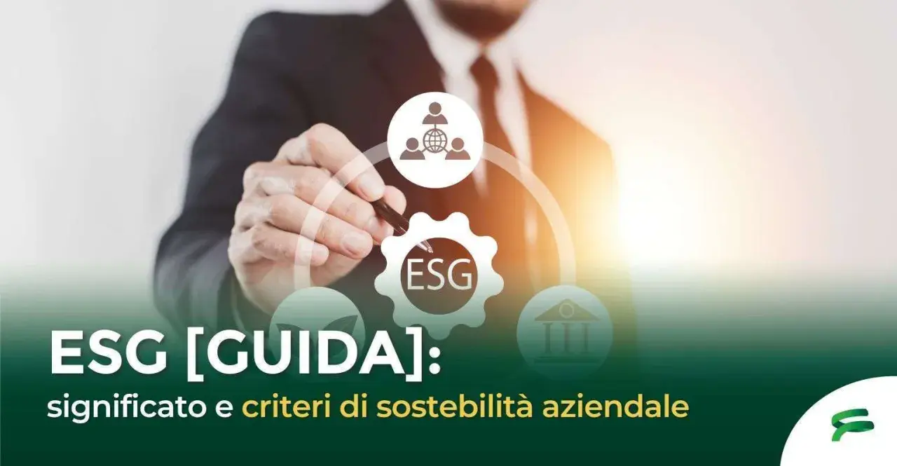 Uomo d'affari che indica un ingranaggio con la scritta ESG, simbolo di finanza sostenibile e criteri di sostenibilità aziendale.