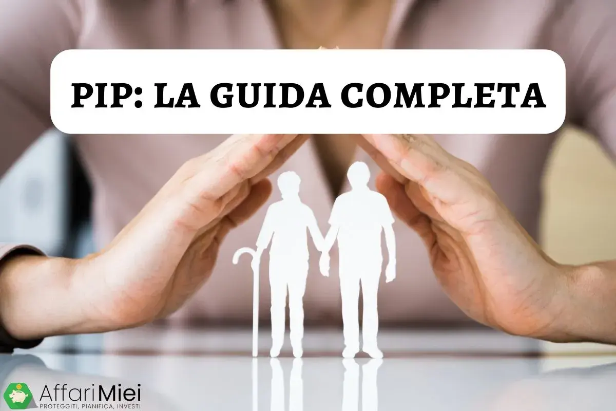 Mani proteggono una coppia di anziani stilizzati, simbolo di un piano individuale pensionistico (PIP) sicuro e completo.