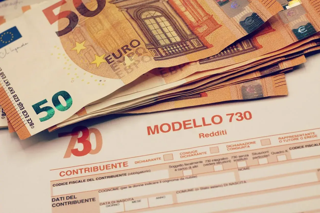 Modello 730 con banconote da 50 euro. Il TFR sul CUD è già tassato, ma la dichiarazione dei redditi è fondamentale.