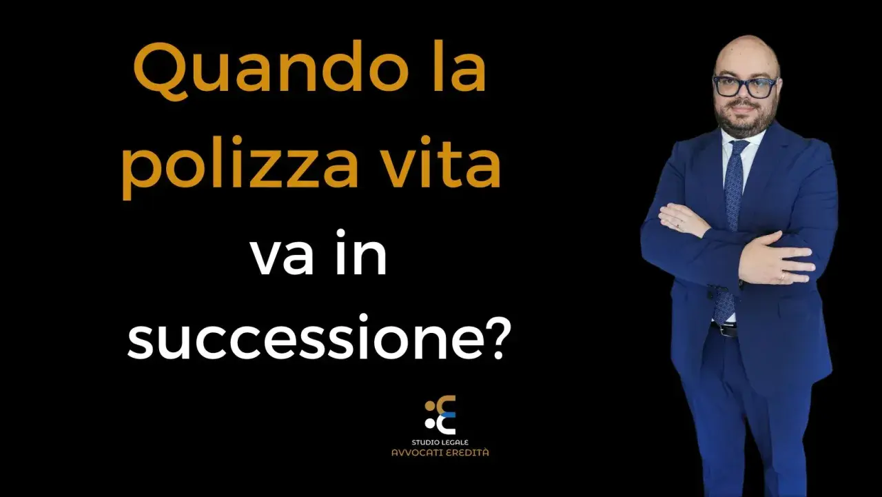 Uomo in abito blu con occhiali, braccia conserte, su sfondo nero. Testo: "Quando la polizza vita va in successione?". Studio Legale Avvocati Eredità. Diverse tipologie di assicurazioni.