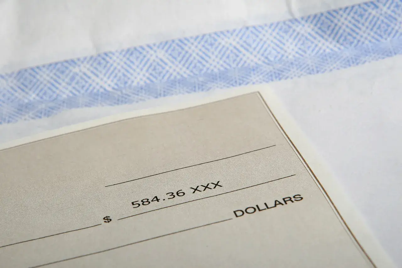 Assegno non trasferibile intestato ad altro: 584.36 XXX DOLLARS. Come incassare?