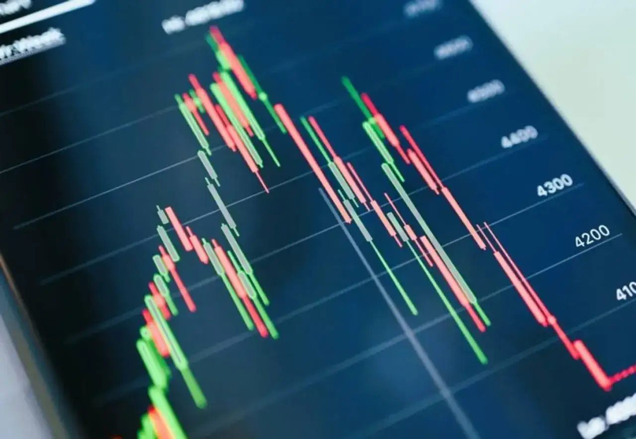 Grafico a candele mostra l'andamento del S&P 500, con barre verdi e rosse che indicano variazioni di prezzo.