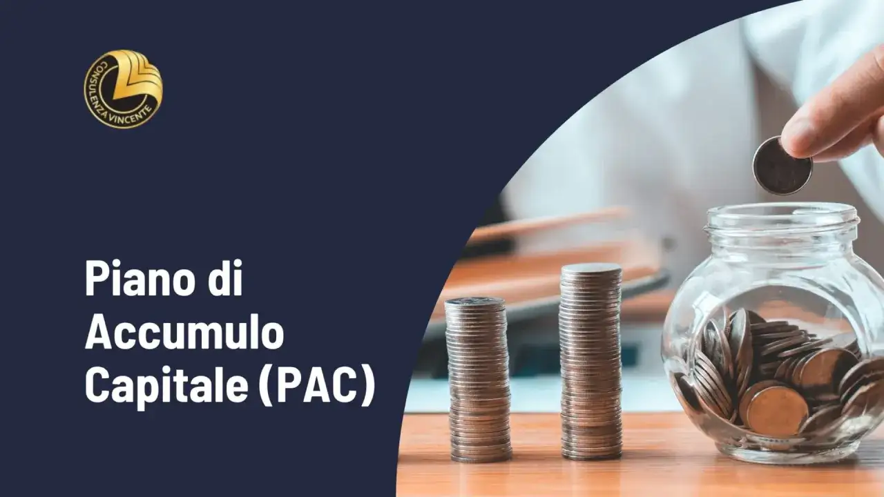 Un piano di accumulo capitale (PAC) che cresce con monete impilate e una mano che ne aggiunge una a un salvadanaio.