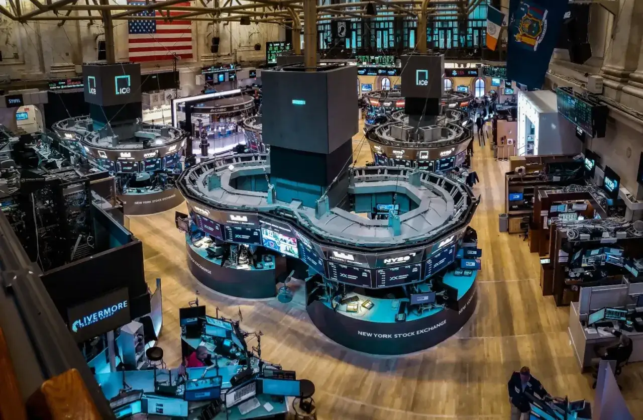 Il mercato americano oggi: la Borsa di New York con i suoi schermi luminosi e le postazioni operative.