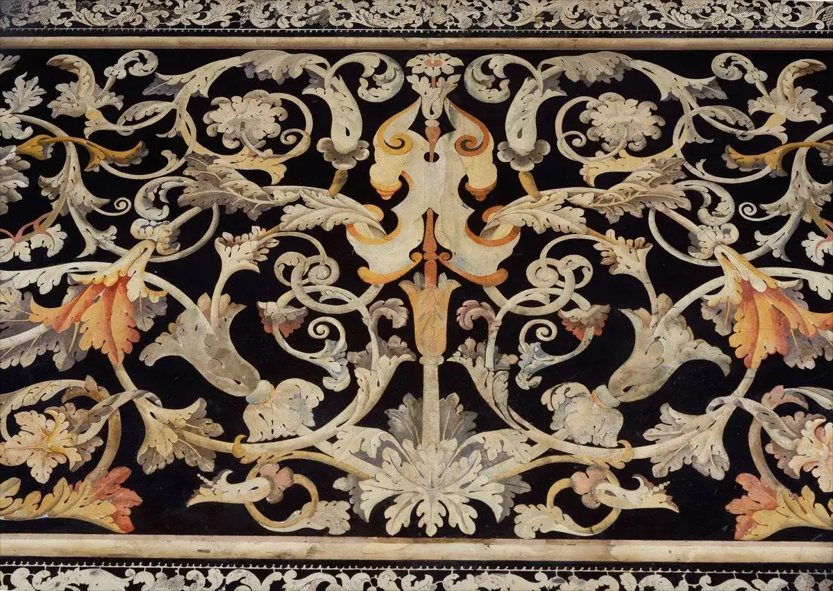 Intricato intarsio floreale su fondo nero, un capolavoro che dimostra come investire in opere d'arte possa portare bellezza duratura.