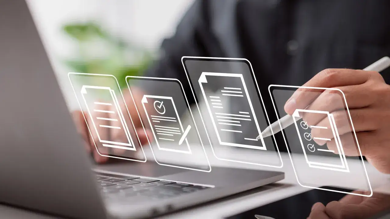 Un uomo usa una penna digitale per interagire con un set informativo di documenti virtuali su uno schermo.