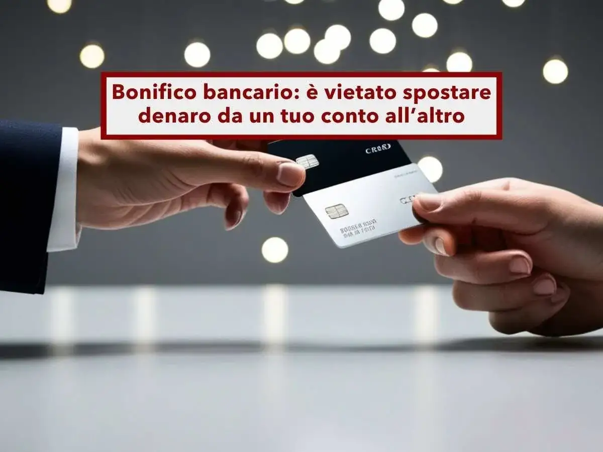Due mani scambiano una carta di credito, con un testo che avverte: