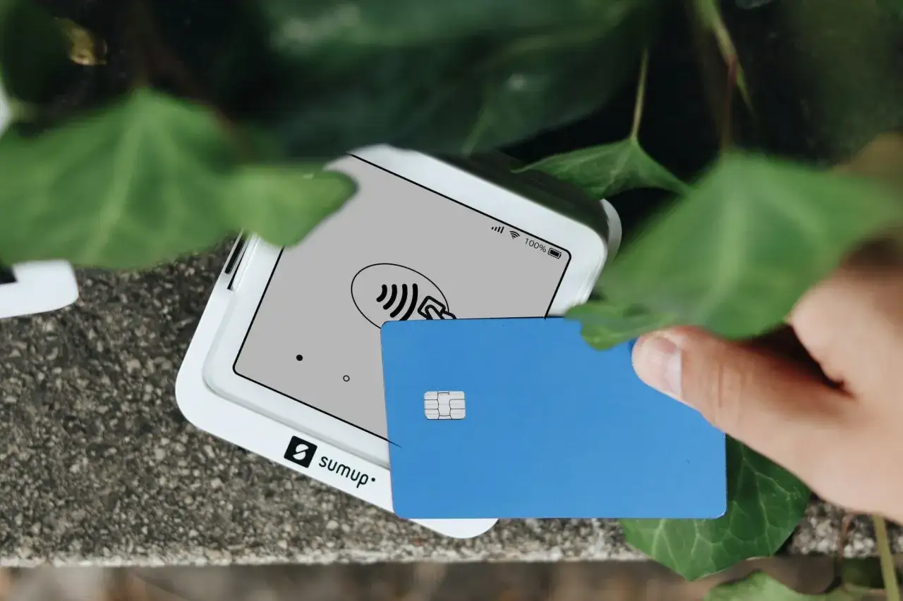 Pagamento contactless con carta blu su terminale SumUp. Un bonifico extra SEPA è facile e veloce.