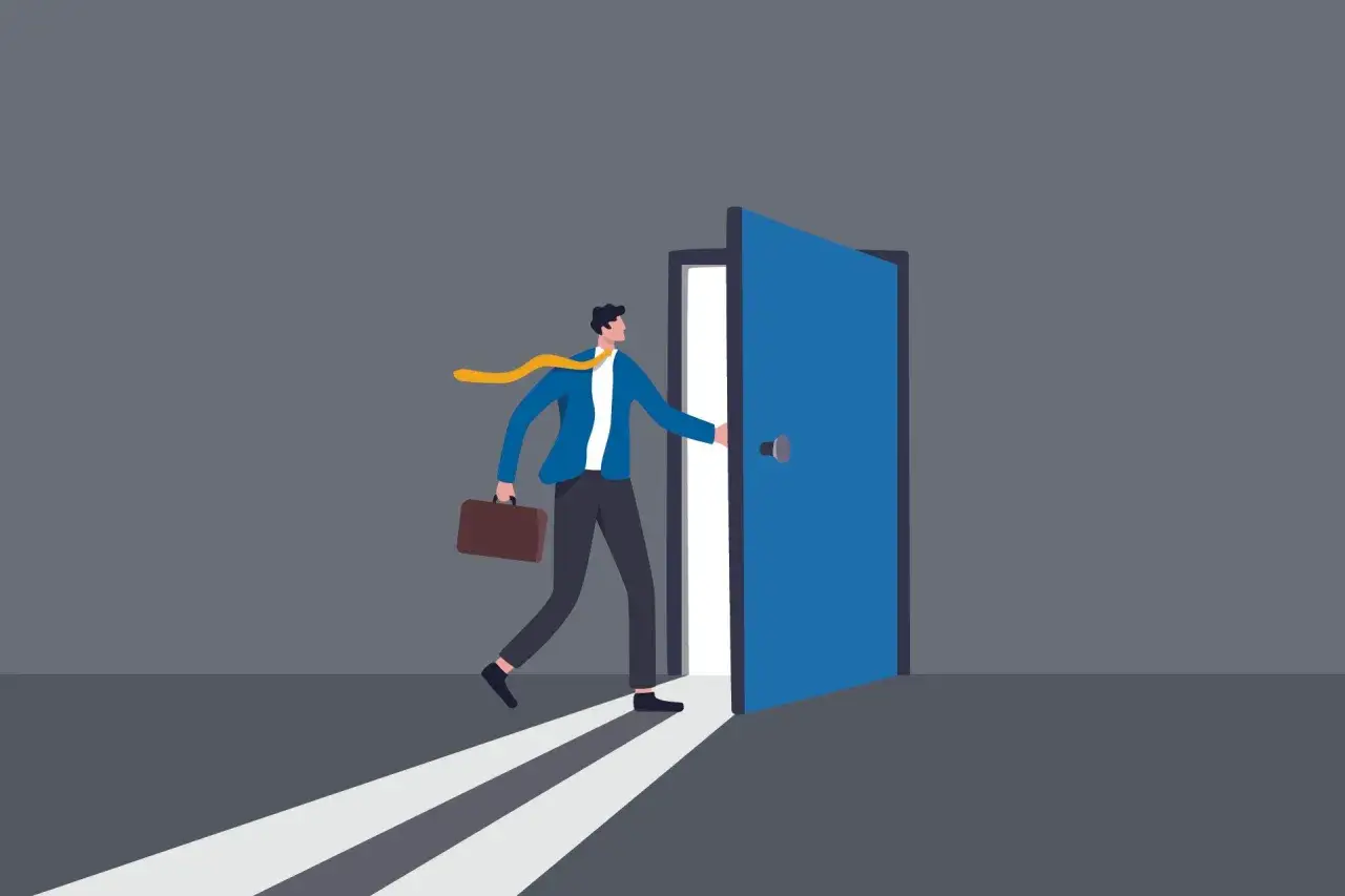 Uomo d'affari con valigetta entra in una porta blu aperta, illuminata da una luce brillante. TFM cos'&egrave;? Una nuova opportunit&agrave;.