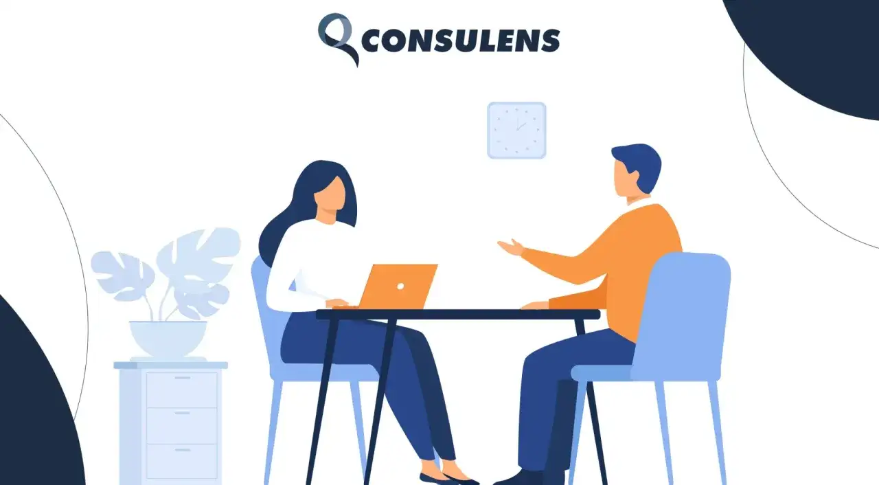 Consulenza per il costo apertura srl. Due persone discutono al tavolo con un laptop.