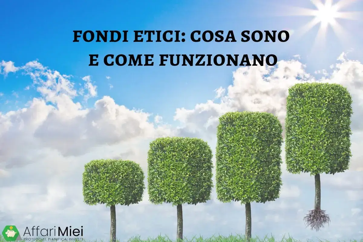 Alberi verdi a forma di grafico a barre simboleggiano la crescita dei fondi SRI. Il sole splende su un cielo azzurro con nuvole bianche.
