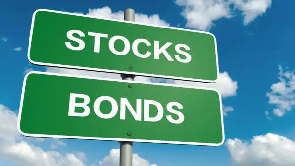 Cartelli stradali verdi indicano "STOCKS" e "BONDS", illustrando la differenza tra azioni e obbligazioni.