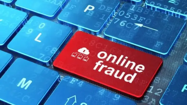 Tastiera con tasto rosso "online fraud" che simboleggia le truffe bancarie.