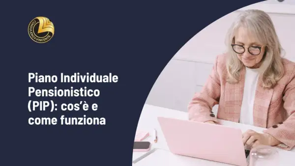 Donna anziana al computer, scopre il p.i.p. significato: Piano Individuale Pensionistico.
