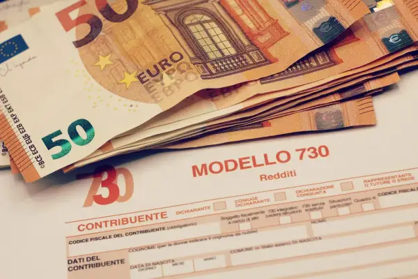 Modello 730 con banconote da 50 euro. Il TFR sul CUD è già tassato, ma la dichiarazione dei redditi è fondamentale.