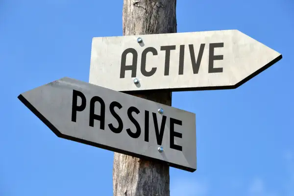 Cartello stradale con frecce che indicano "ACTIVE" e "PASSIVE", una metafora per la gestione attiva e passiva.
