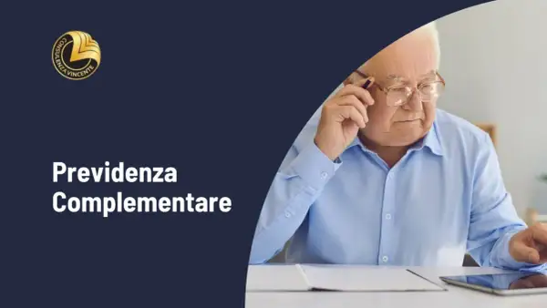 Anziano pensieroso con matita, che valuta opzioni per la previdenza complementare.