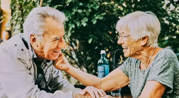 Coppia anziana felice, un momento di tenerezza che ricorda il riscatto polizza vita dopo 10 anni.