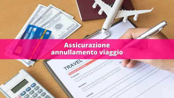 Assicurazione annullamento viaggio: cosa copre? Soldi, carta di credito, passaporto e aereo giocattolo su un modulo di viaggio.