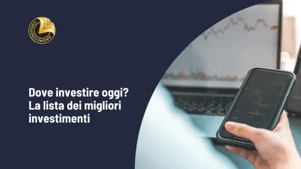 Mano che tiene smartphone con grafico finanziario, laptop sullo sfondo. Scopri dove investire soldi oggi.