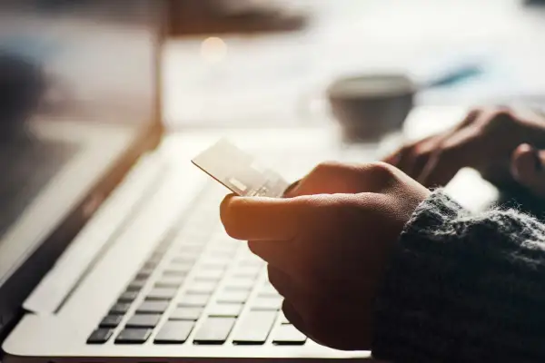 Mano con carta di credito BPER per acquisti online o prelievi all'estero.