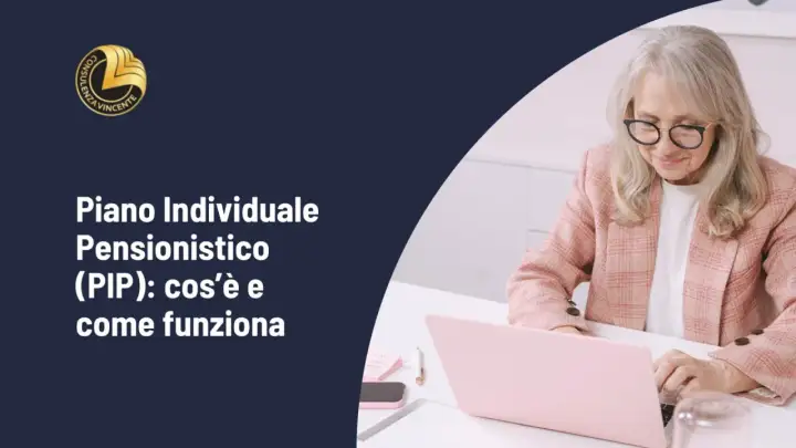 Donna anziana al computer, scopre il p.i.p. significato: Piano Individuale Pensionistico.
