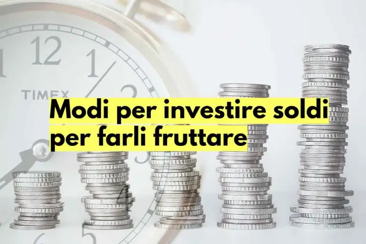 Pile di monete che crescono, con un orologio sullo sfondo, per illustrare come far fruttare i soldi investendoli.